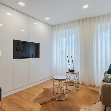 Apartment Live In I